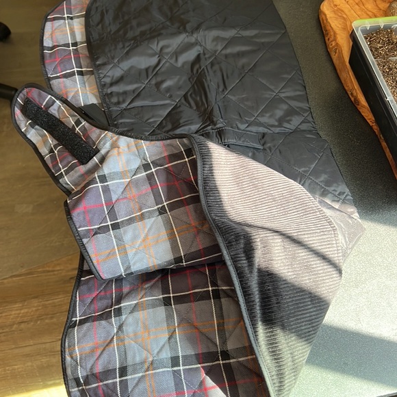 Quilted lined tags on Barbour dog jacket - Picture 3 of 4